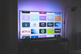 Как подключить телефон к телевизору: способы для Android и iPhone 📱📺
