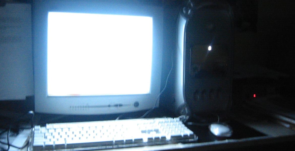 Компьютер в темноте