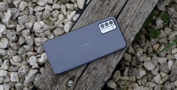 Представлен смартфон Nokia G22 персикового цвета