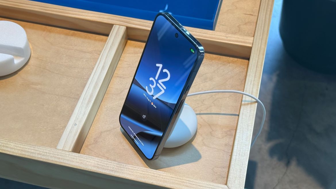 Pixel 10 Pro ярче выделяется
