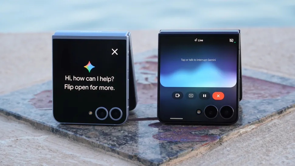 Удобно держать небольшой раскладной телефон в руке во время общения с Gemini Live Удобно держать небольшой раскладной телефон в руке во время общения с Gemini Live