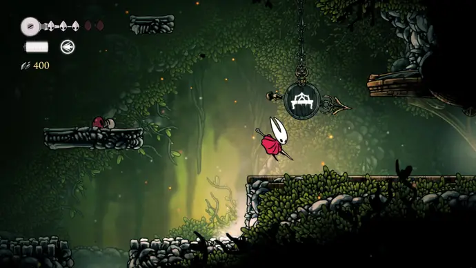 Идите вправо найдёте скамью за бусин