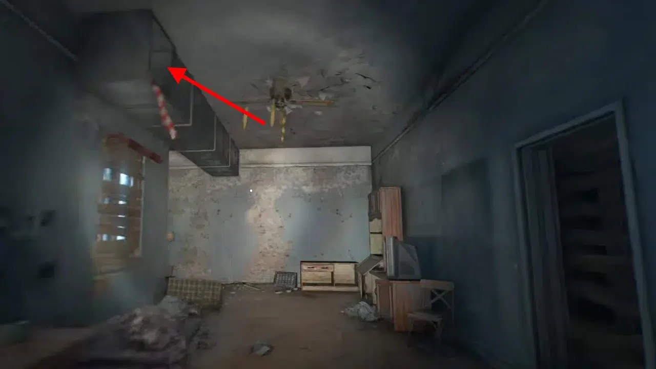 Сразу после входа в здание доберитесь до длинного коридора