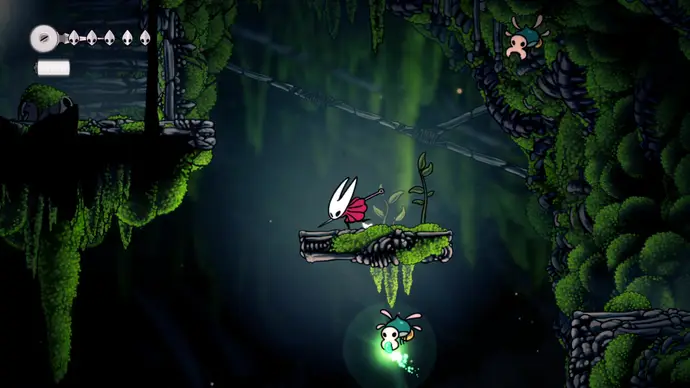 Насекомое с болотной ягодой