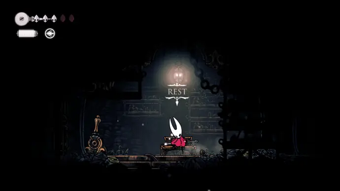 Слева есть скамья на которой можно отдохнуть