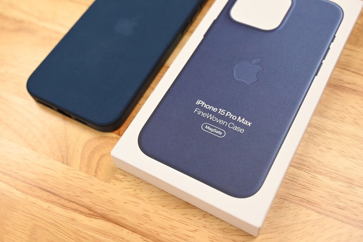 Для обычного iPhone ожидаются классические чёрный и белый цвета
