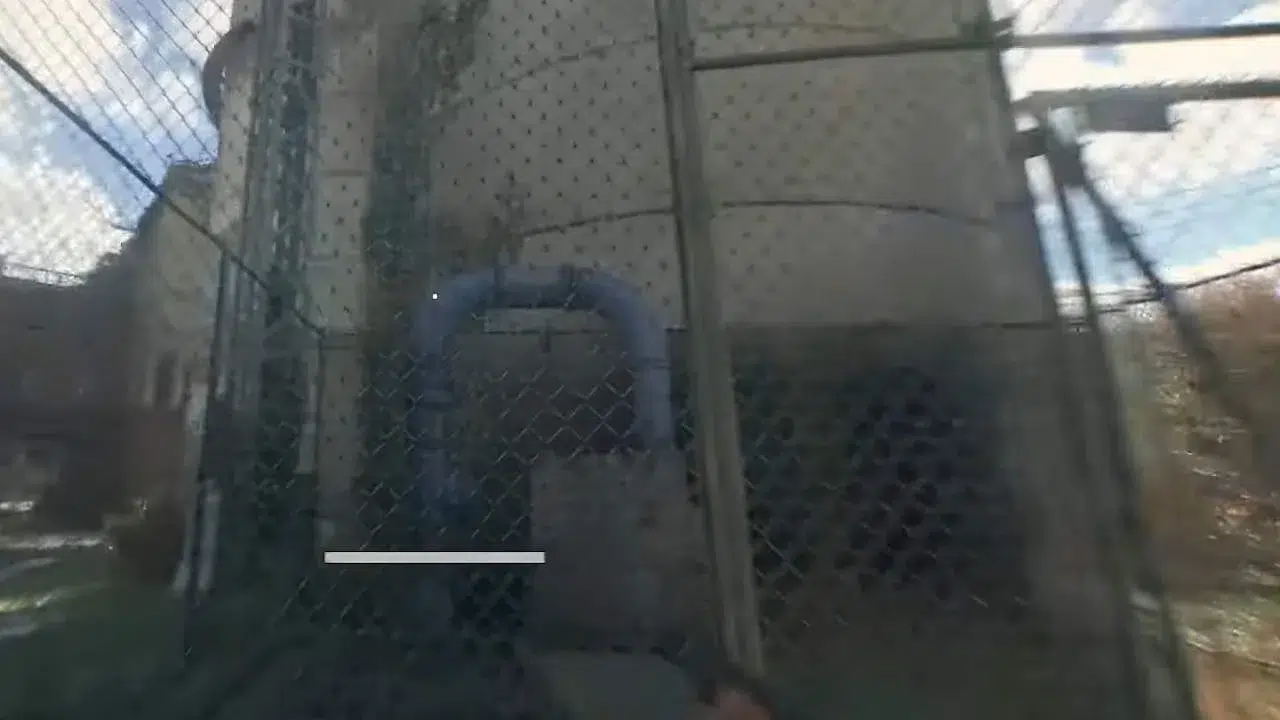 Перелезьте через ограду и войдите в отверстие в земле Перелезьте через ограду и войдите в отверстие в земле