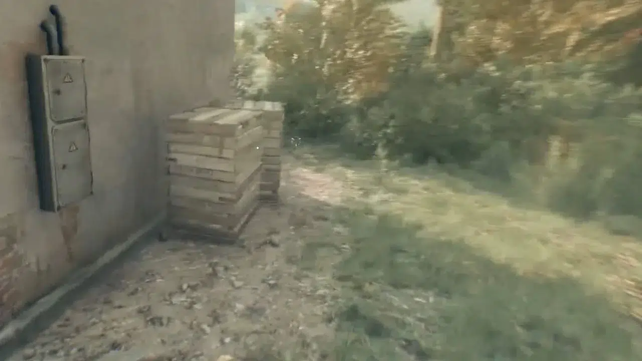 Войдите в сарай и разбейте две коробки сбоку от дома