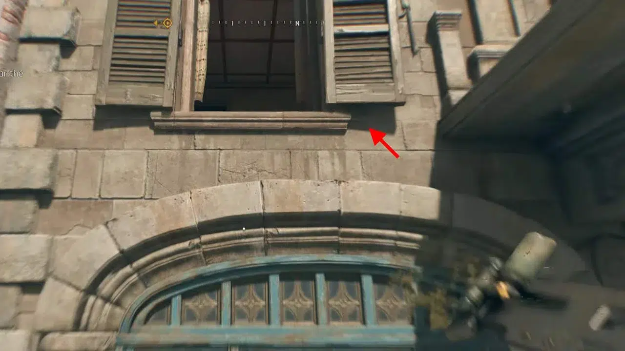 Над дверью увидите открытое окно