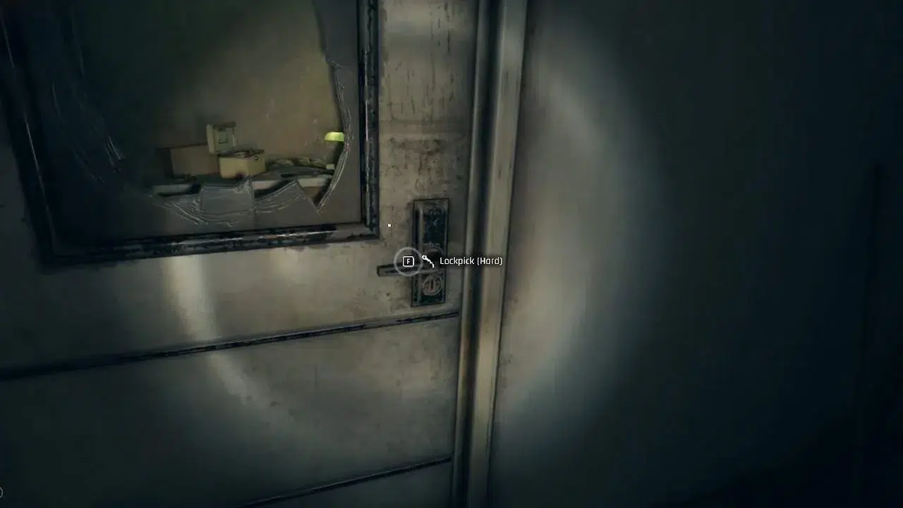 Взломав дверь войдёте в складскую комнату