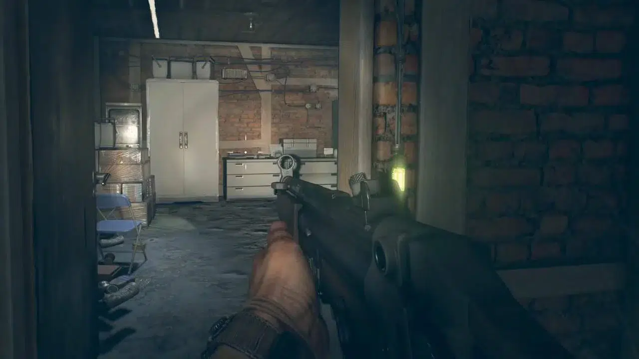 Дверь напротив ведёт в комнату со шкафом