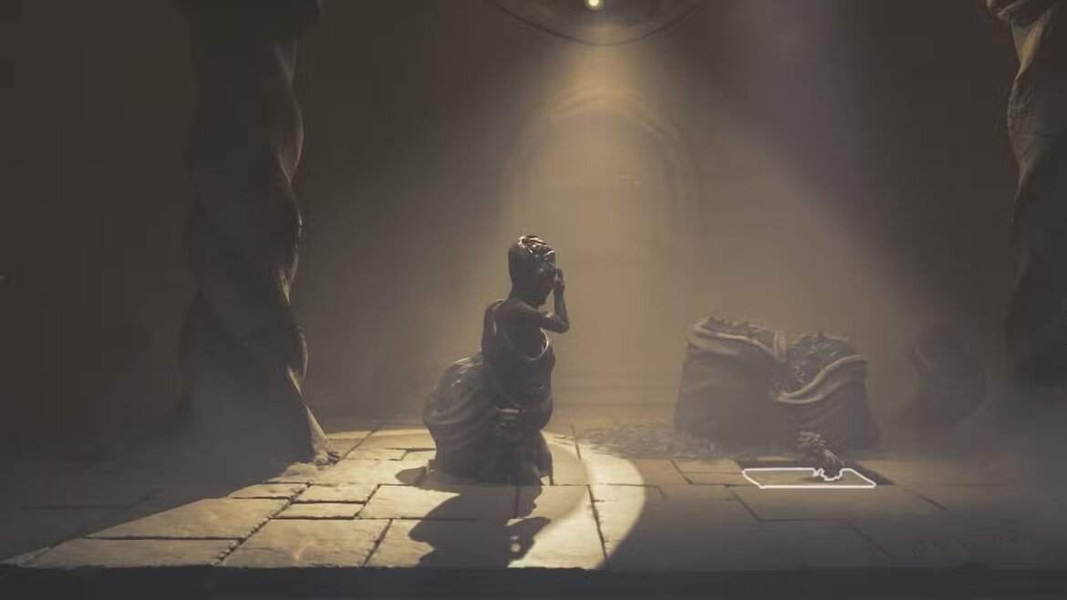 Лоу приседает на движущейся напольной плитке в Little Nightmares III