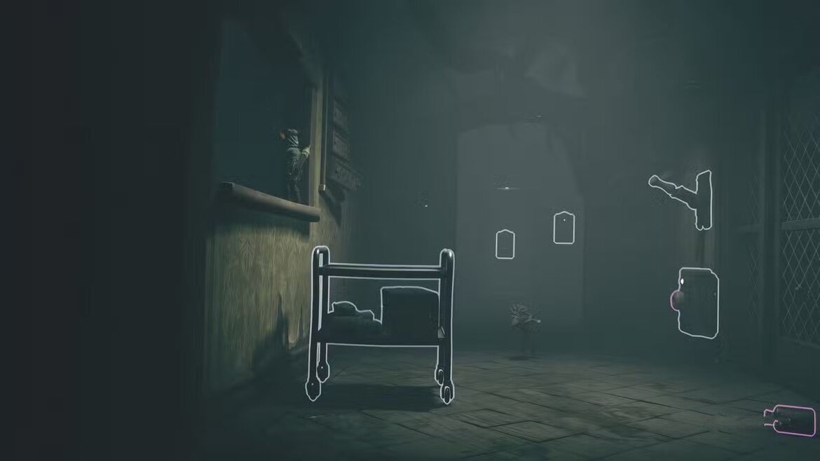 Алон использует тележку чтобы забраться к окну в Little Nightmares
