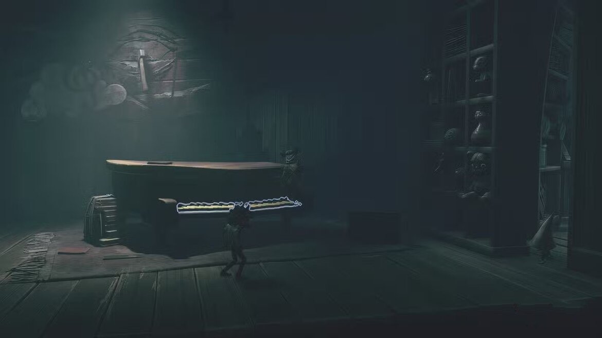 Алон стоит на пианино глядя на секретную комнату в Little Nightmares