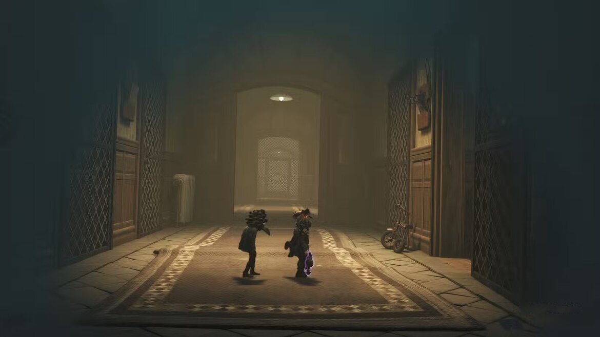 Лоу и Алон стоят в ярко освещённом коридоре в Little Nightmares