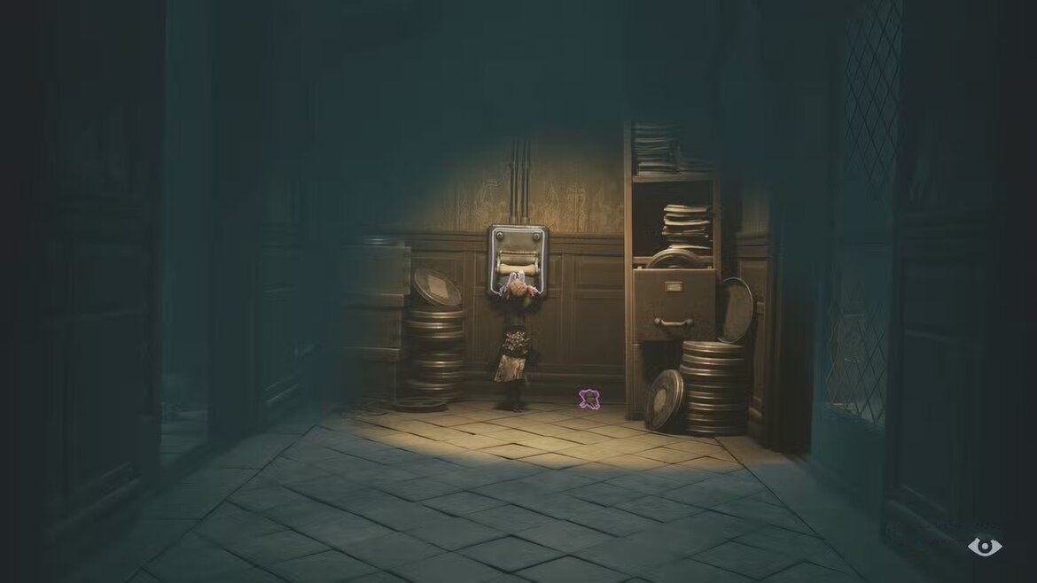 Лоу и Алон тянут рычаг с куклой в Little Nightmares