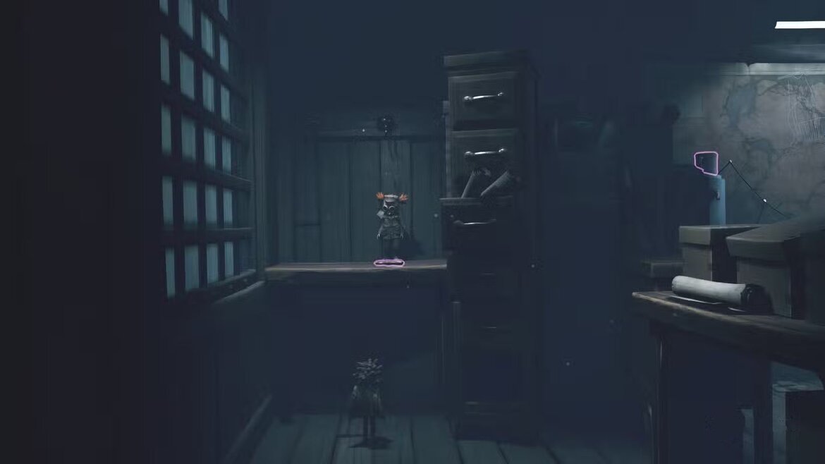 Алон берёт ключ с крюка в Little Nightmares