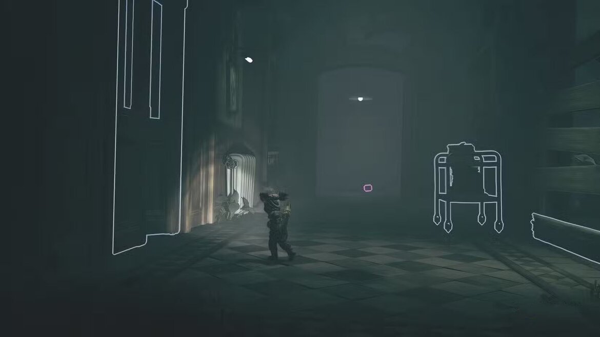 Алон стоит перед дверью в Little Nightmares