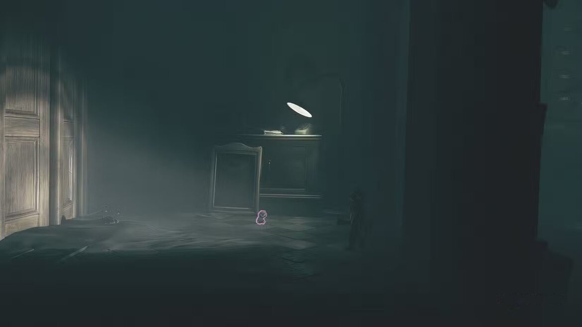 Алон собирает куклу в офисе в Little Nightmares