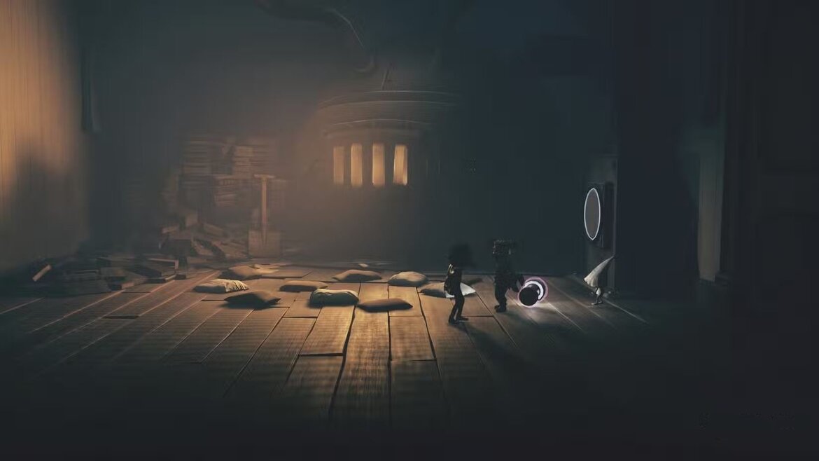 Алон стоит рядом с Номом и светящейся батареей в Little Nightmares