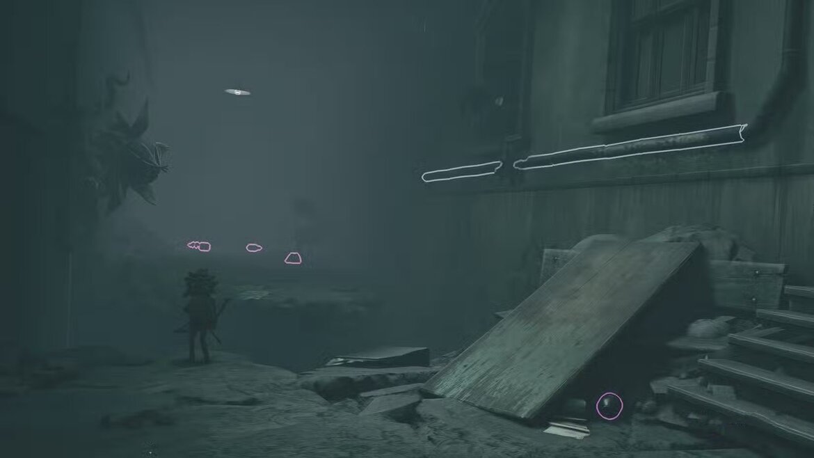 Алон переходит через трубу пока Лоу стреляет в растение в Little Nightmares