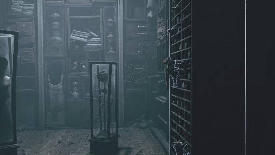 Алон взбирается на винный стеллаж в Little Nightmares