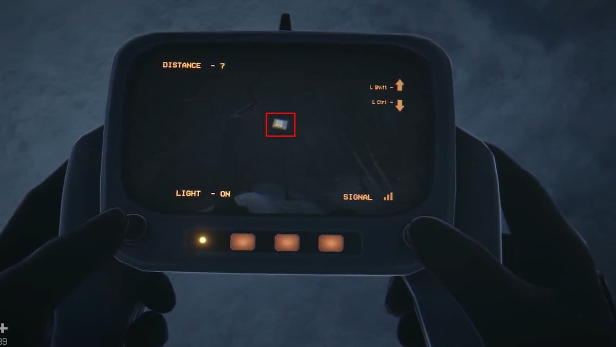 QR-код на телевизоре в дереве