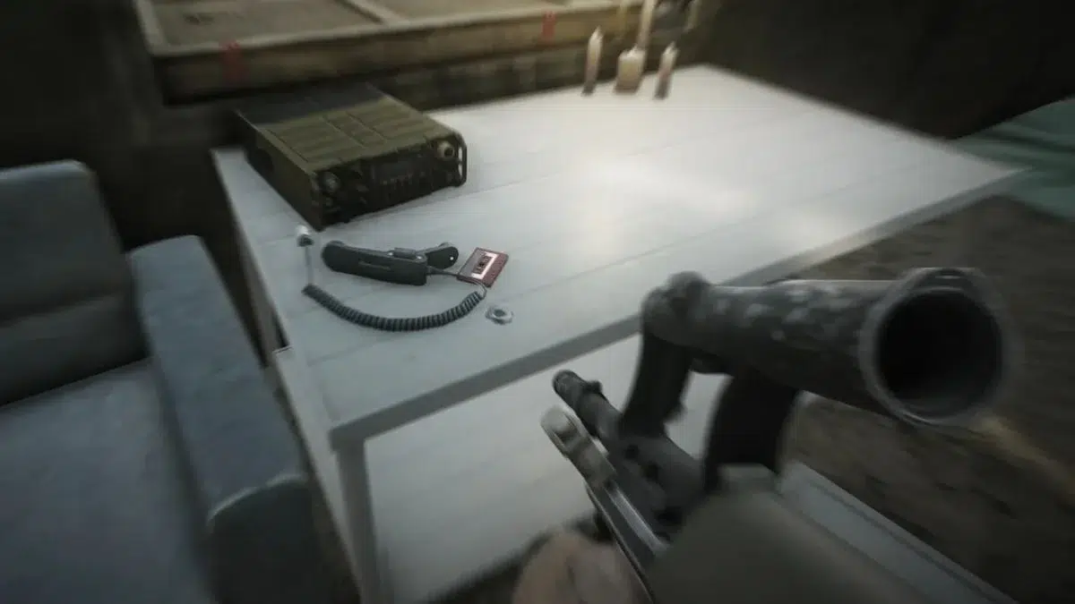 Рядом с кроватью возьмите кассету со стола Рядом с кроватью возьмите кассету со стола