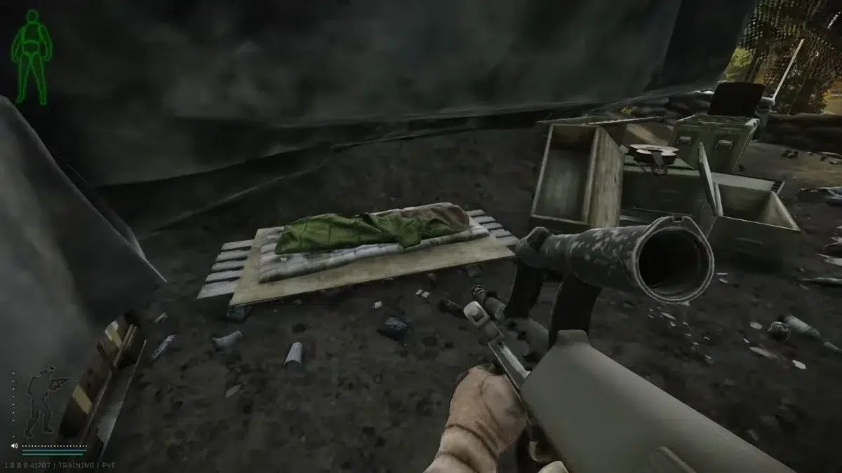 Рядом с гитарой спальный мешок с картой Рядом с гитарой спальный мешок с картой