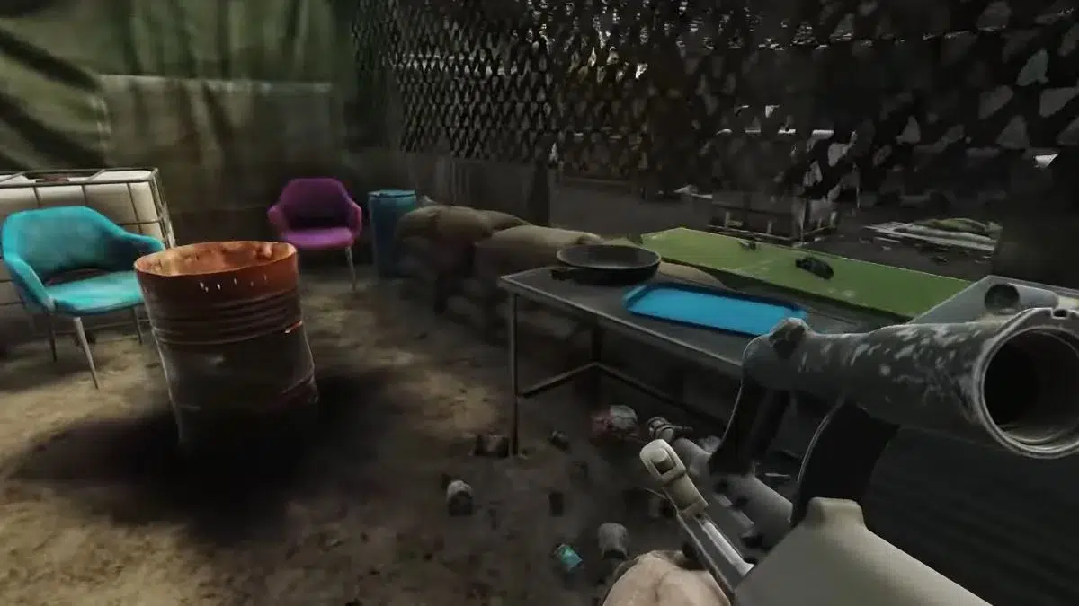 На другой стороне барьера исследуйте стол и синий кресло На другой стороне барьера исследуйте стол и синий кресло