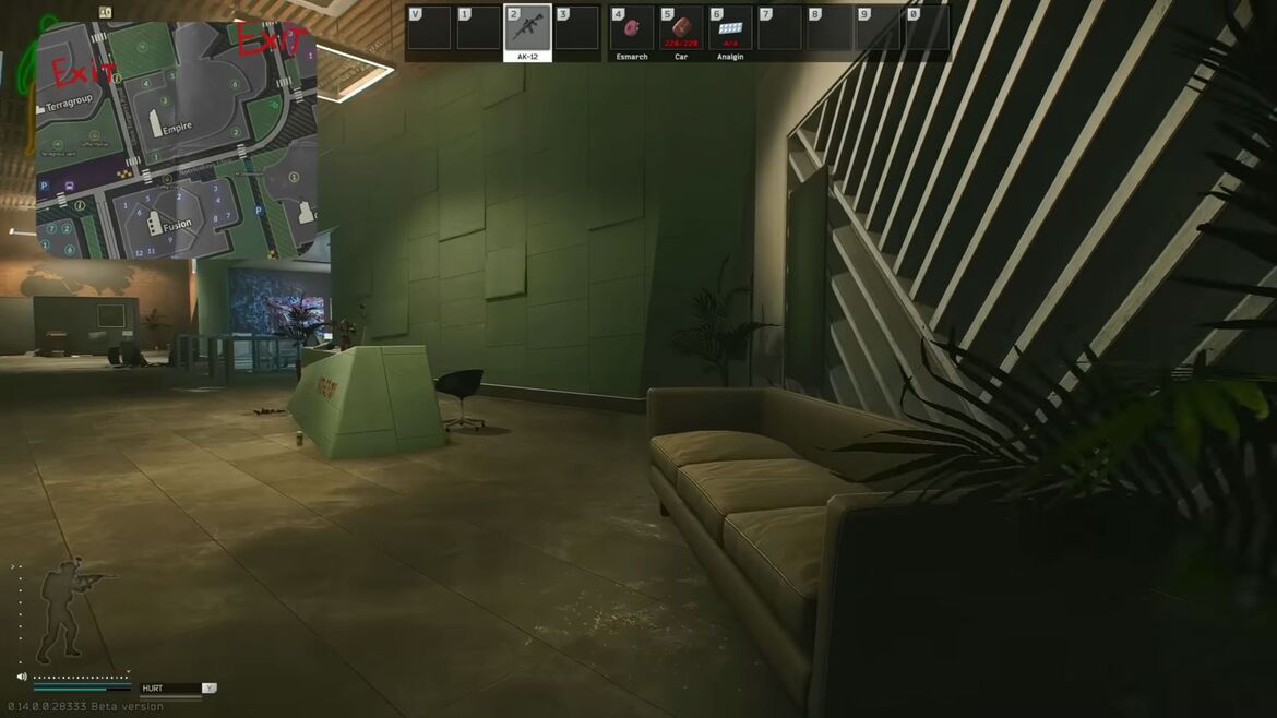 Пройдите через дверь за стойкой ресепшн