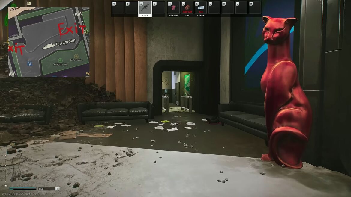 Войдите в комнату справа