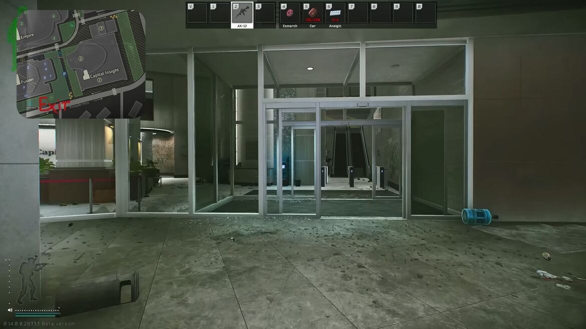 Поднимитесь по эскалатору справа от входа