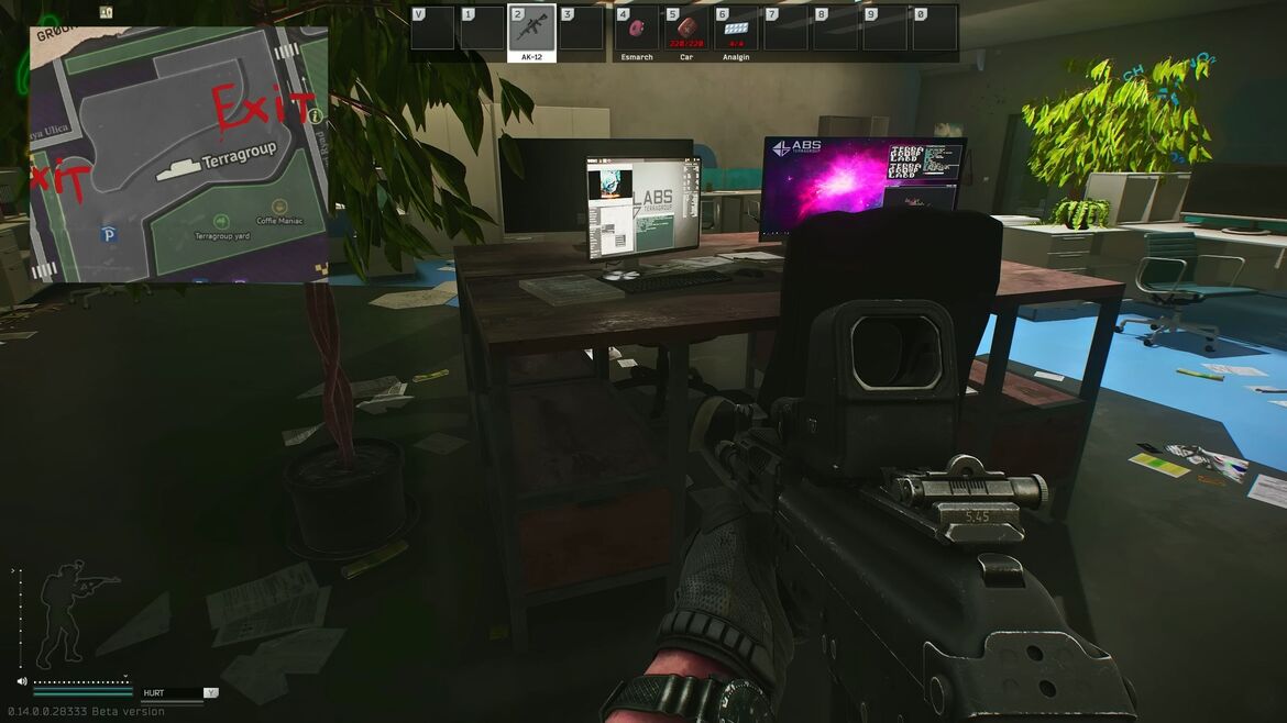 Осмотрите компьютерные столы в комнате