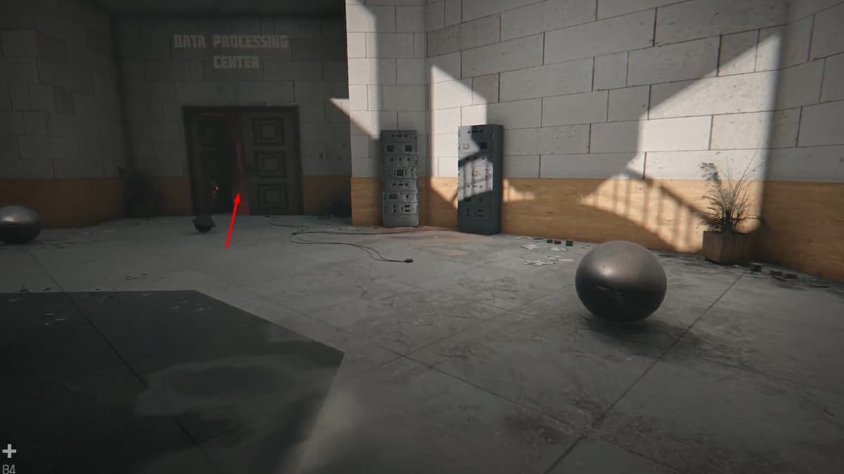 Красный дроид у входа