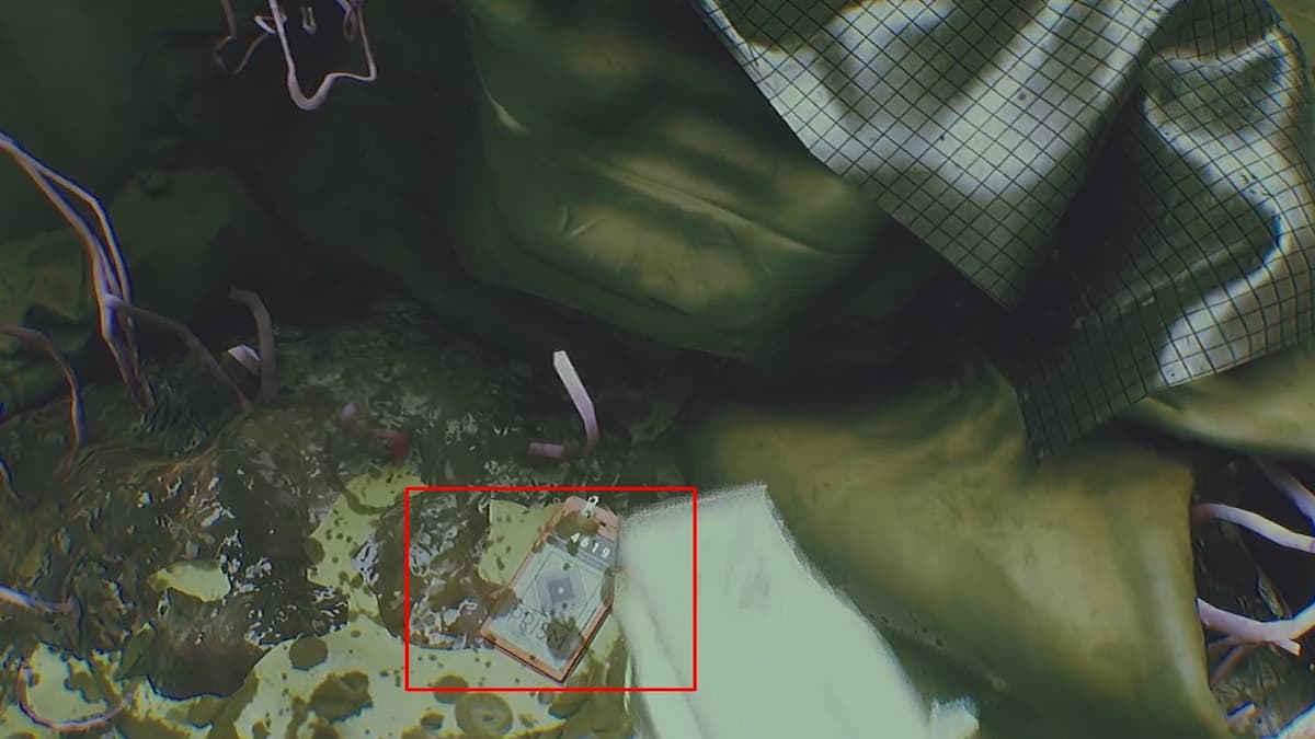 Зайдите внутрь и посмотрите на ключ карту на полу