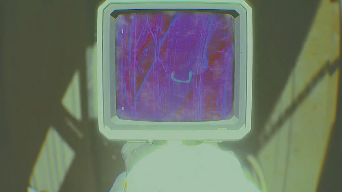 На стене с верёвками прямо справа от двери Серверов