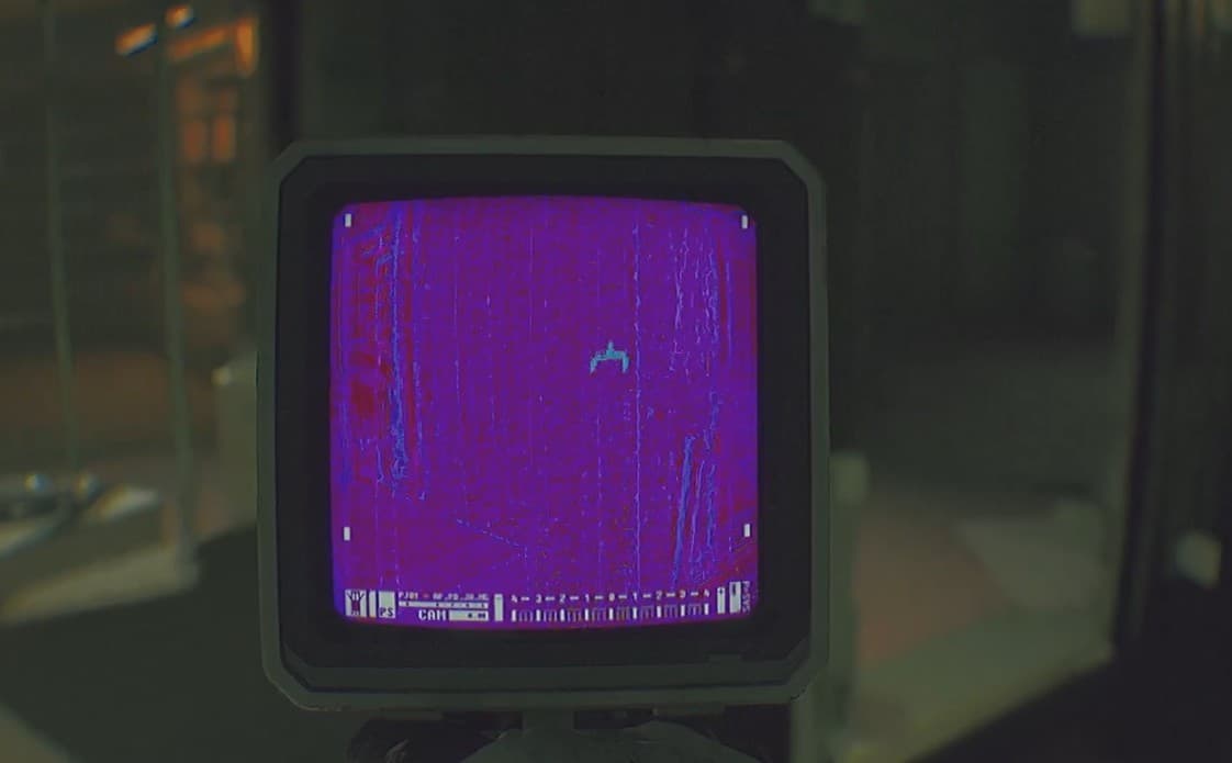 Внутри приёмной справа от стола под зарешеченным окном