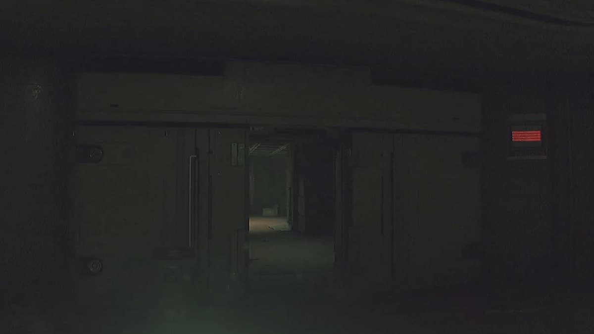 Теперь пройдите через зону с деревом и через открытую дверь слева