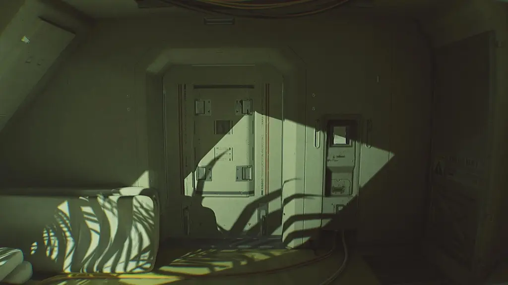 К терминалу рядом с дверью прикреплена записка