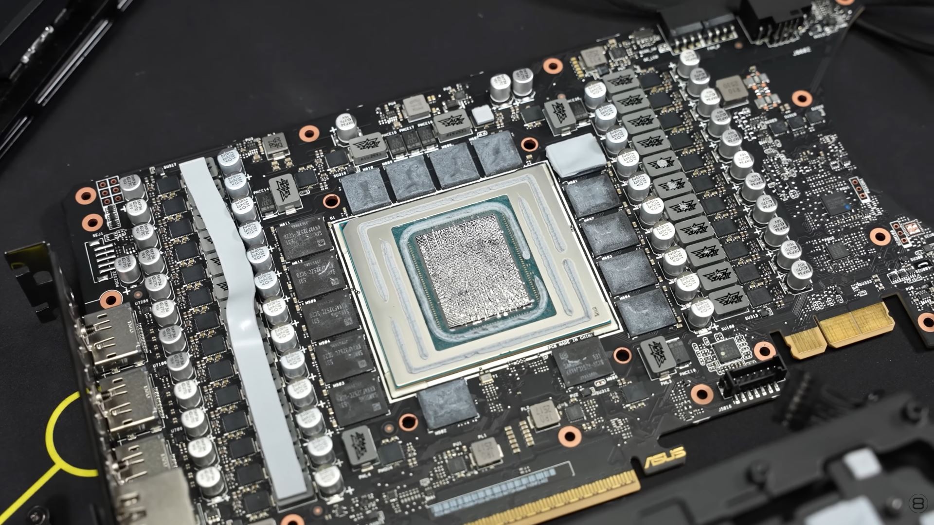Иллюстрация к статье ASUS тихо изменила термоинтерфейс ROG Matrix RTX 5090