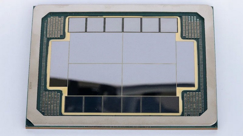 Иллюстрация к статье Intel показала гигантский SiP для ИИ 4 блока и 12 HBM4
