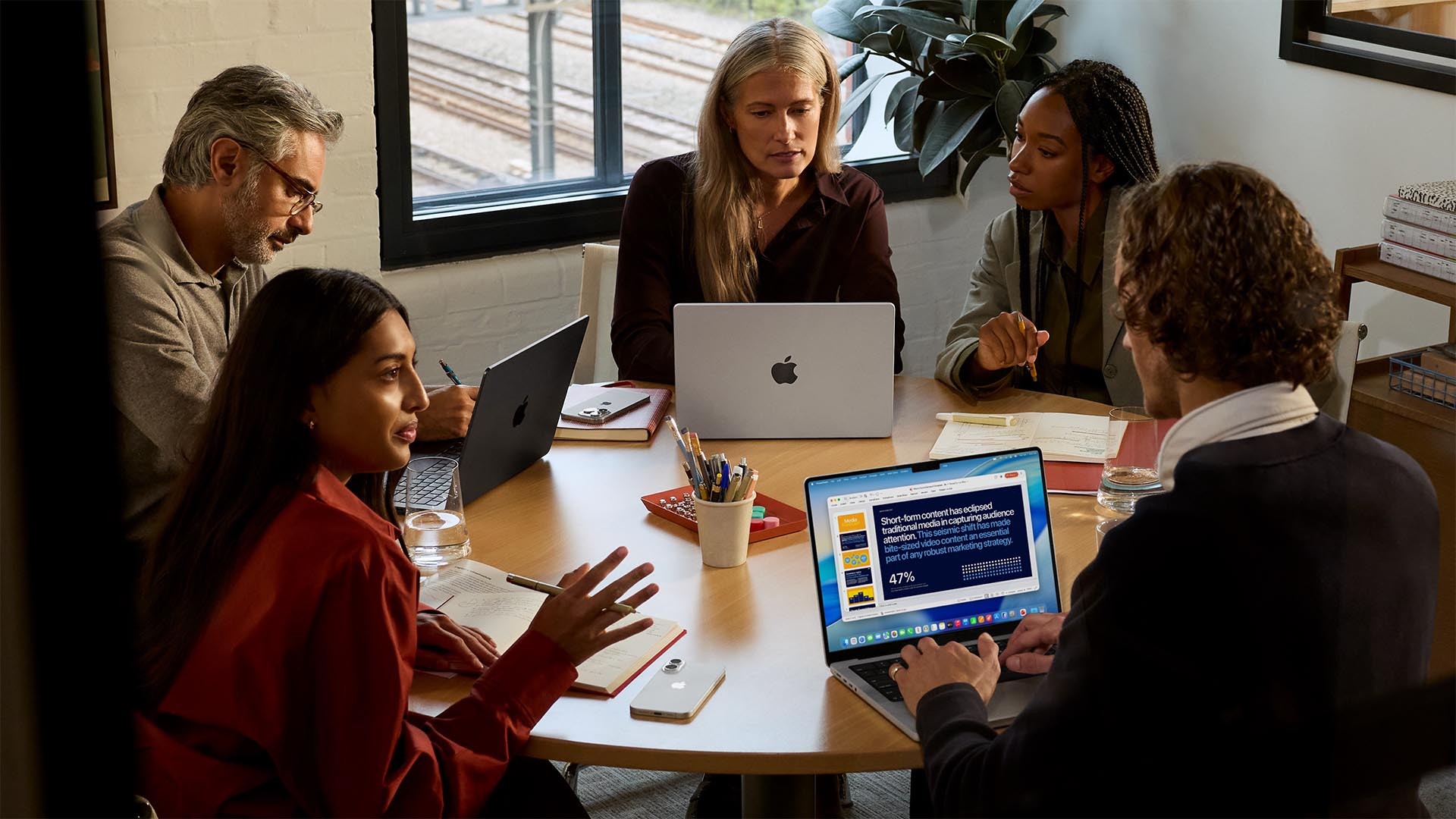 Apple может получить приватный OLED экран но сначала для MacBook