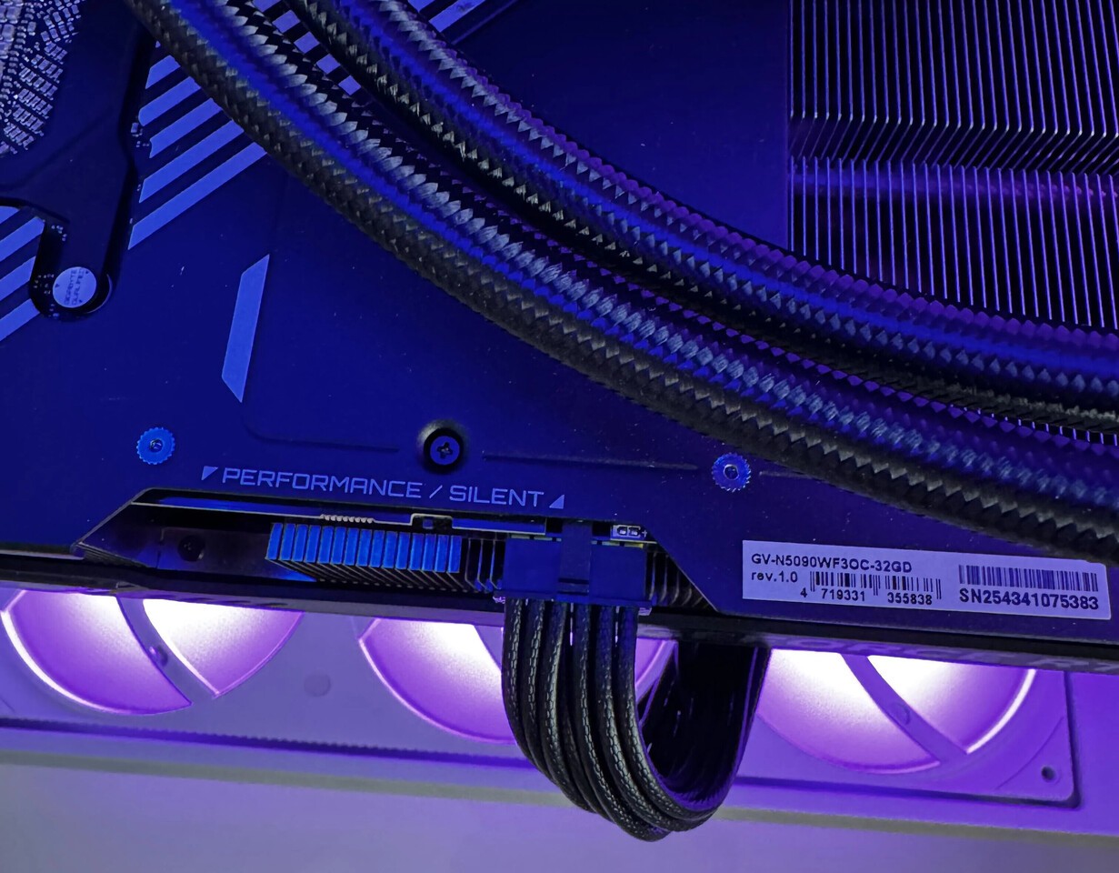 Кабели MSI 12V 2x6 начали выползать из RTX 5080 и БП