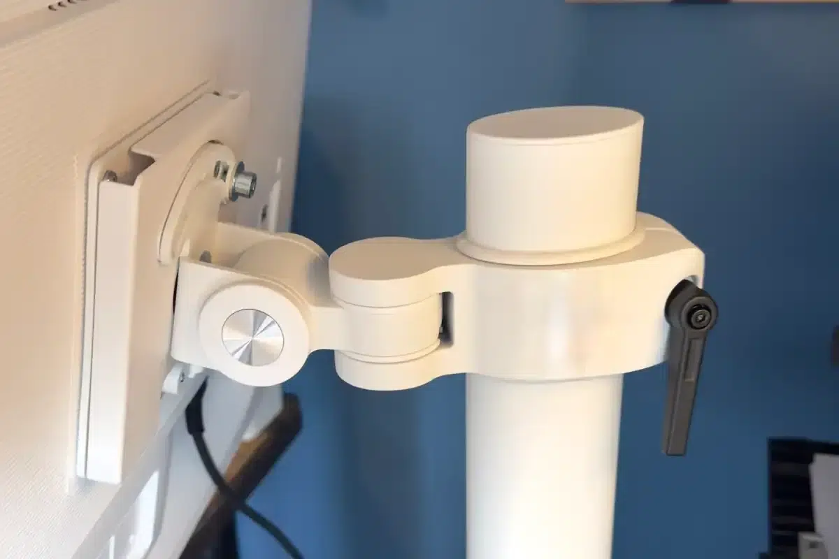 Samsung Movingstyle M7 32 дюймовый 4K монитор на колёсах за $700