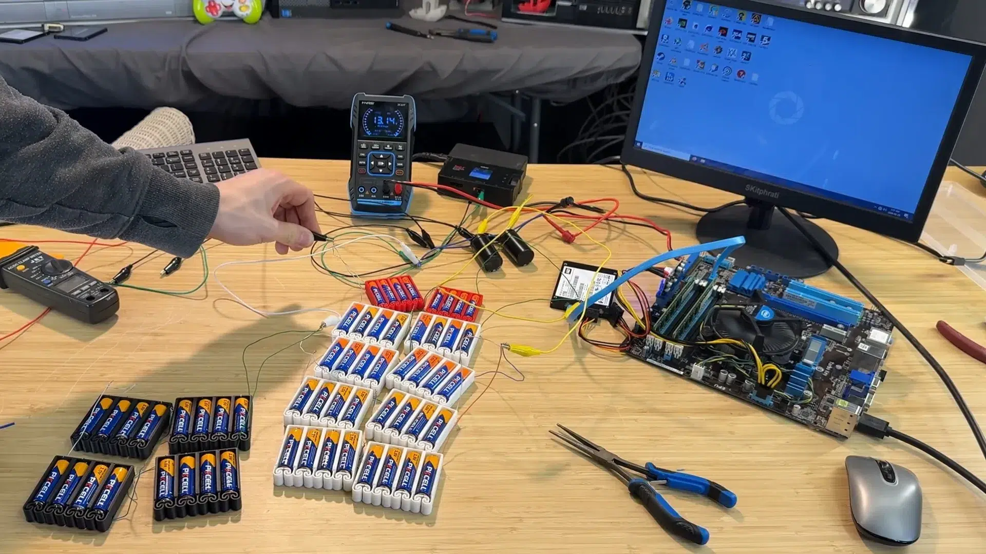 Изображение к статье: ПК на 56 батарейках AA: Intel продержался 4:35 в «Сапёре»