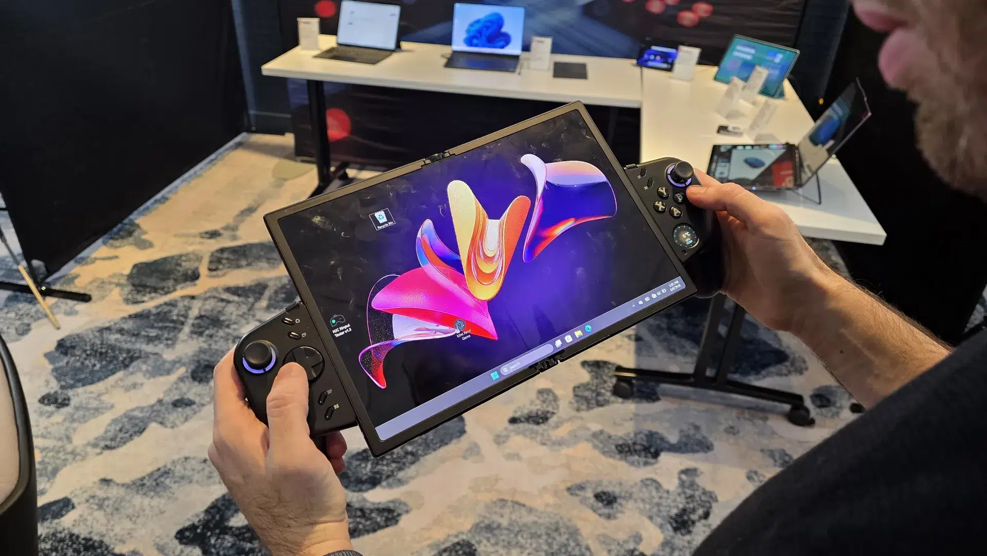 Изображение к статье: Lenovo показала концепт Legion Go Fold с экраном 11,6 дюйма
