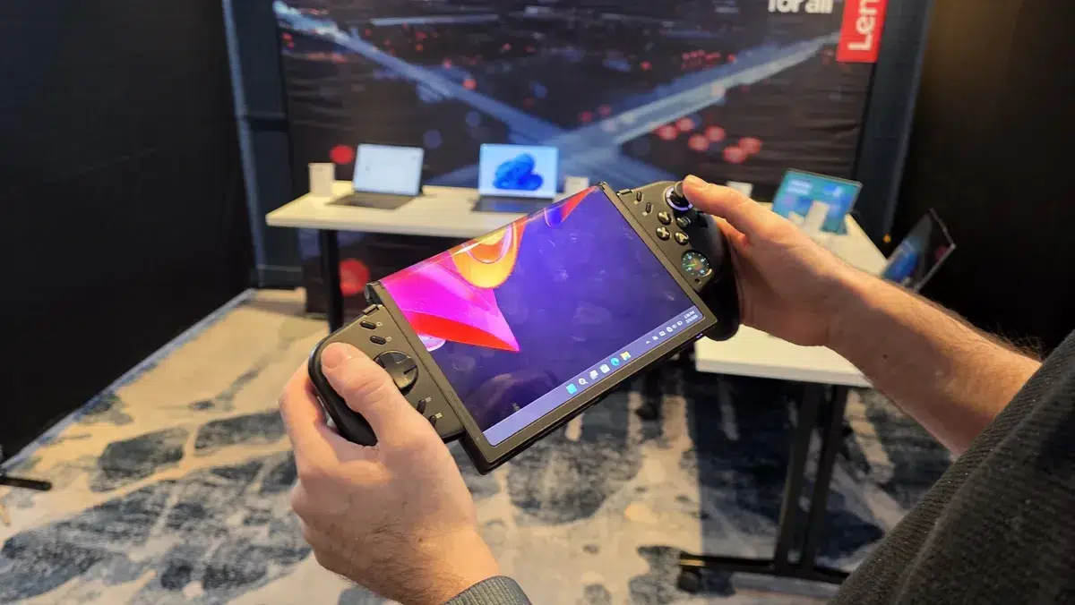 Изображение к статье: Lenovo показала концепт Legion Go Fold с экраном 11,6 дюйма