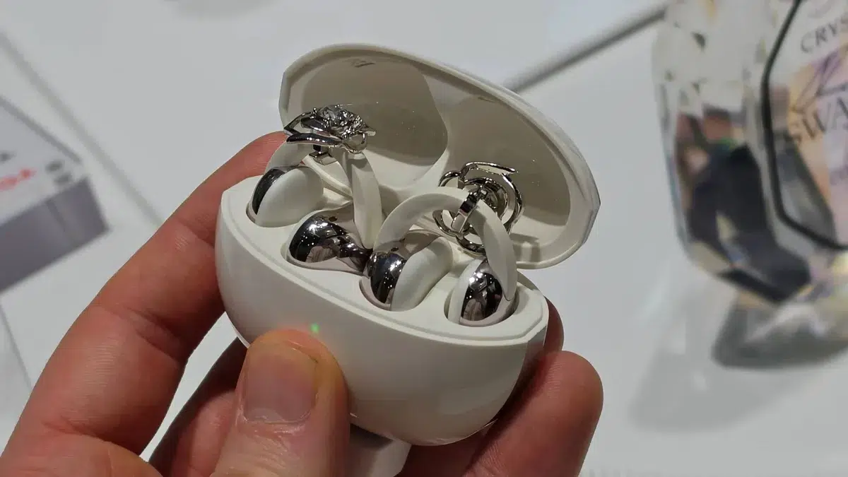 TCL показала CrystalClip open ear наушники со Swarovski и 36 ч