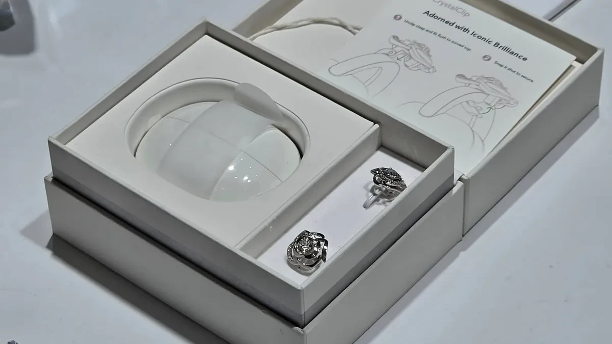 Изображение к статье: TCL показала CrystalClip: open-ear наушники со Swarovski и 36 ч